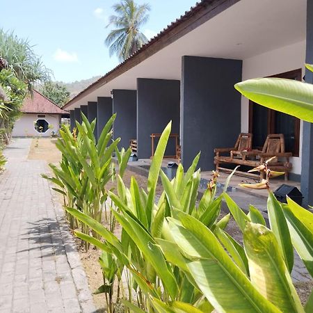 Surfers Beachfront Lombok Hotel Kuta  Exterior photo